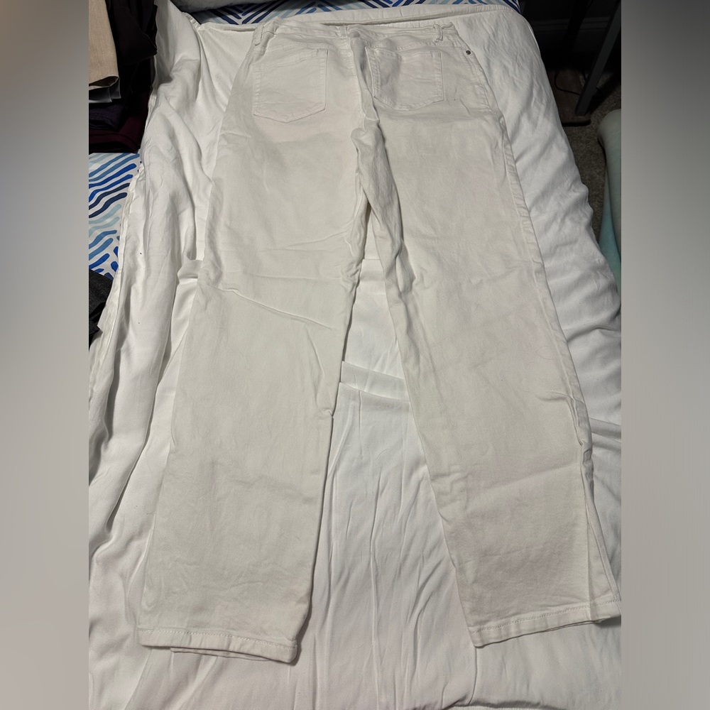 Size 14 White Gloria Vanderbilt jeans